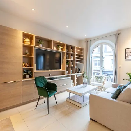 High-end 75m2 - Place Morny *